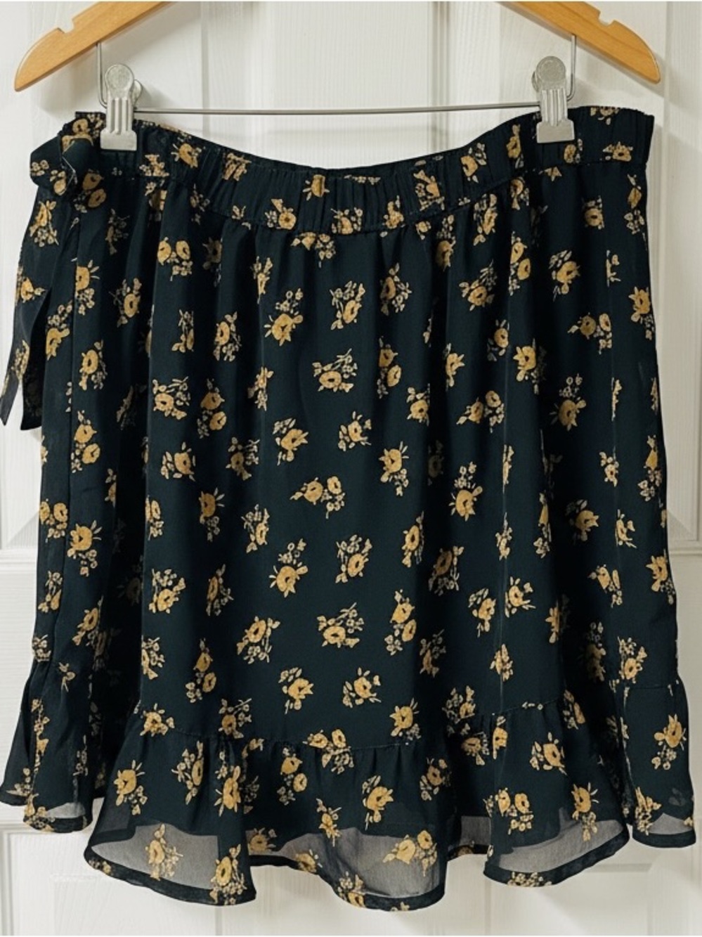 HOLLISTER CO Ultra High-Rise Black Floral Tie-Waist Mini Skirt with Ruffle Hem - Picture 8 of 11